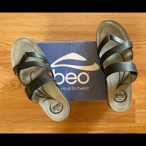 ABEO Bryce Sandal, Black leather, Neutral footbed, womens size 9, **New**